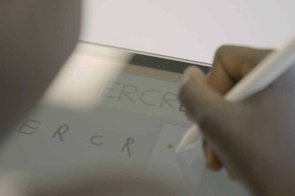 écriture manuscrite sur tablette en majuscule avec un ipad et stylet apple pencil